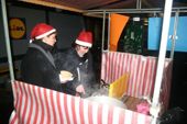 Anita en Aline aan het poffertjes pakken